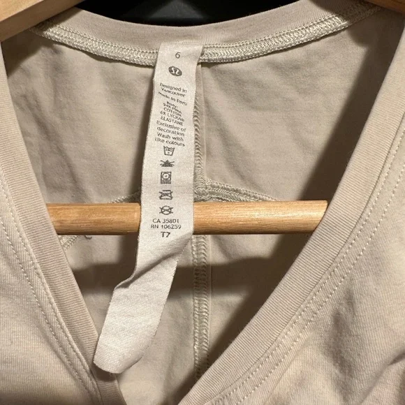 Lululemon cream colored asymmetrical cinched v-neck tank - Picture 4 of 5